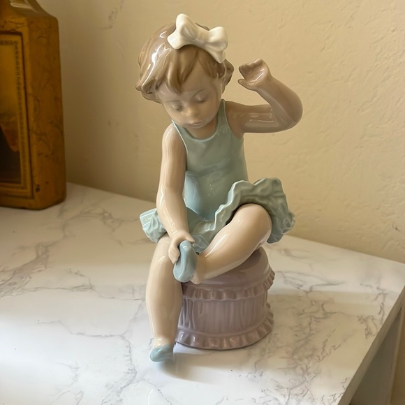Lladro sitting ballerina - Picture 1 of 4